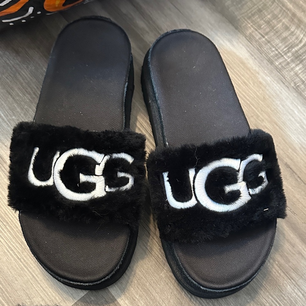 UGG Black Fuzzy Logo Slides